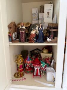 17-christmas-decor-cabinet