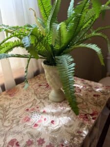 Faux-Fern-Urn