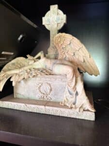Weeping-Angel-Statue-1