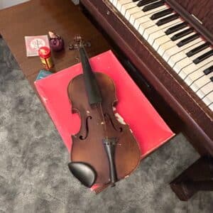 Vintage-Student-Violin-and-Instructional-Book-2