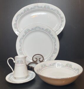 Crown-Ming-Fine-China-Windsor-Pattern-Serving-Pieces