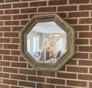 Octagonal-Giltwood-Mirror-with-Acanthus-Leaf-Motif