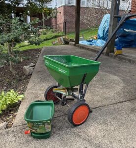 Scotts-Speedy-Green-Broadcast-Spreader-with-Scotts-Handy-Green-II-Hand-Spreader