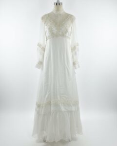 Vintage-Prairie-Boho-Style-Wedding-Dress-and-Veil-third-image