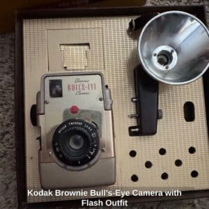 Kodak-Brownie-Bulls-Eye-Camera-with-Flash-Outfit-1