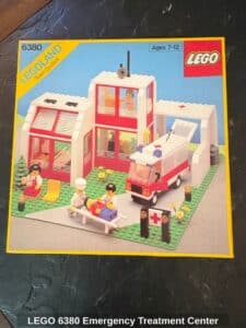 LEGO-Emergency-Treatment-Center-1