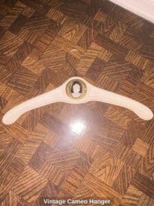 Vintage-Cameo-Hanger