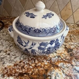 Churchill-Blue-Willow-Georgian-Shape-Covered-Casserole-Dish