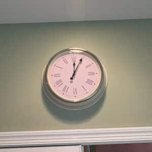 Large-Silver-Clock-White-Brass-Prestige-Clock-Made-in-Taiwan-Black-Roman-Numerals