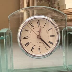 Linden-Glass-Desk-Clock-with-Pen-Holder-second-image