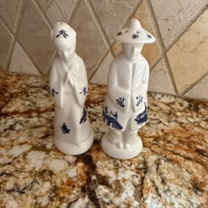 Pair-of-Churchill-Blue-Willow-Salt-and-Pepper-Shakers