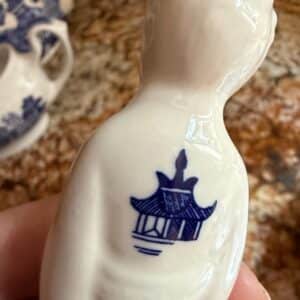 Pair-of-Churchill-Blue-Willow-Salt-and-Pepper-Shakers-second-image