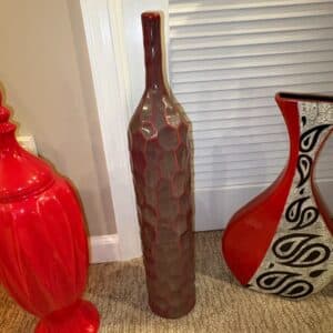Red-Ceramic-Vase-with-Honeycomb-Texture-and-Black-Paisley-Pattern-Vase