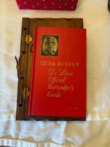 Old-Mr.-Boston-De-Luxe-Official-Bartenders-Guide
