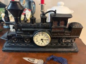 Hand-Crafted-Coal-Steam-Locomotive-Desk-Clock