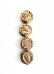 Vintage-Gold-Tone-Religious-Relief-Buttons-with-Snap-Fit-Mechanism