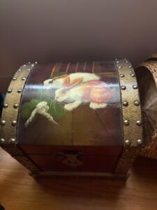 Vintage-Hand-Painted-Rabbit-Motif-Dome-Top-Keepsake-Chest