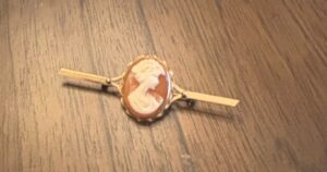 Vintage-Italian-K-Yellow-Gold-Hand-Carved-Shell-Cameo-Bar-Brooch-.g-Total-Weight