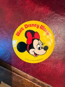 Vintage-Walt-Disney-World-Minnie-Mouse-Pinback-Button-