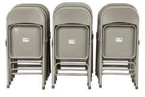 Tres-Pilhas-de-Cadeiras-Dobraveis-COSCO