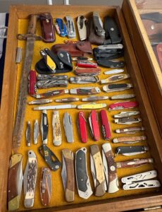 Collection-of-Pocket-Knives-and-Bayonet