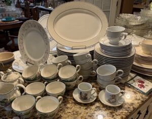 Turquoise-Dinnerware-Set-and-Assorted-Glassware-second-image