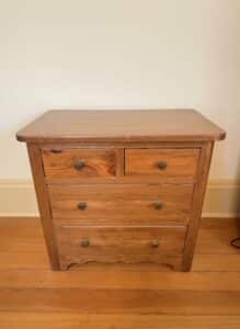 Ethan-Allen-Early-American-Style-Solid-Pine-Wood-Bedside-Chest-of-Drawers