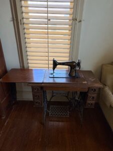 Singer-Treadle-Sewing-Machine-with-Cabinet