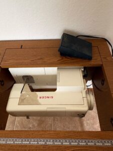 Singer-Sewing-Machine-in-Console-Cabinet-second-image