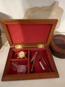 Vintage-Burl-Wood-Travel-Grooming-Kit-second-image