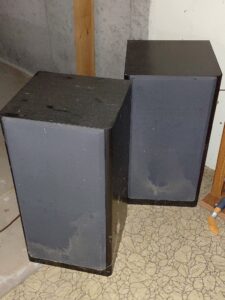 Black-bookshelf-speakers