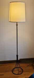 Black-metal-floor-lamp