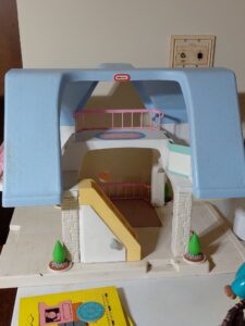 Little-Tikes-Blue-Roof-Dollhouse-Van