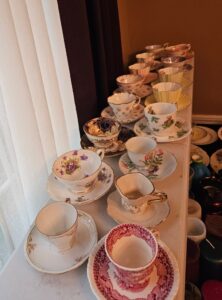 Vintage-Floral-Tea-Cups-Saucers-second-image