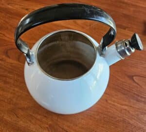 White-Enamel-Whistling-Kettle-second-image
