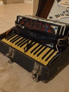 Accordian-with-Case-and-Book-second-image