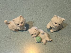 HOMCO-White-Persian-Kittens-Figurines-second-image