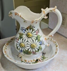 Hand-Painted-Daisy-Pitcher-and-Bowl-Set