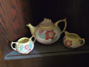 Hull-Pottery-Magnolia-Tea-Set
