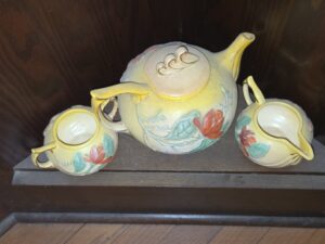 Hull-Pottery-Magnolia-Tea-Set-third-image