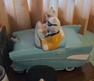 Kitsch-Cats-in-Convertible-Planter
