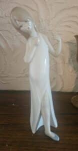 Lladro-Porcelain-Figurine-of-a-Girl