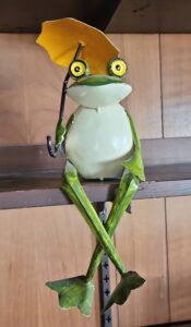 Metal-Frog-with-Umbrella-Garden-Decor