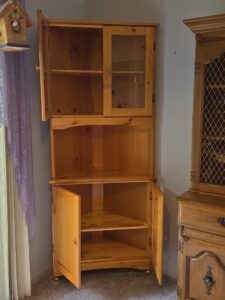 Pine-Corner-Hutch-second-image
