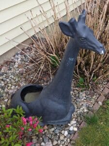 Plastic-Giraffe-Planter-second-image