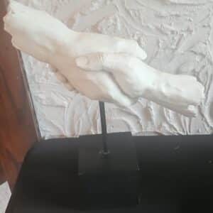 Shaking-Hands-Sculpture