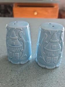 Vintage-Kentucky-Salt-and-Pepper-Shakers-third-image