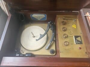 Vintage-Magnavox-Record-Player-Console-second-image