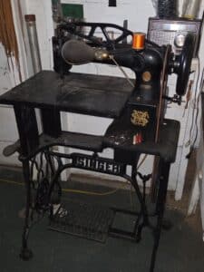 Singer-Model-New-Family-Treadle-Sewing-Machine-second-image