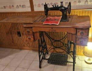 Antique-Singer-Treadle-Sewing-Machine